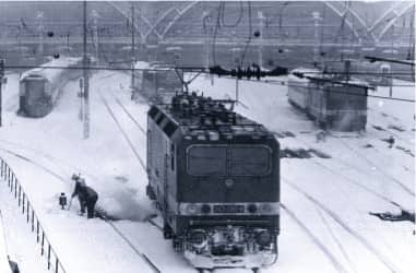 Lokomotiven am Leipziger Hauptbahnhof in starkem Schnee